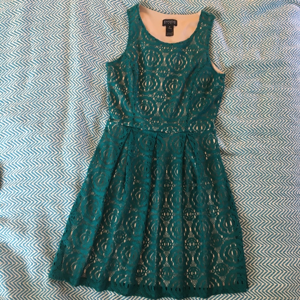 Women’s Size 6 Chic Summer Dress in Vibrant Blue/Green Color with Lacey Pattern